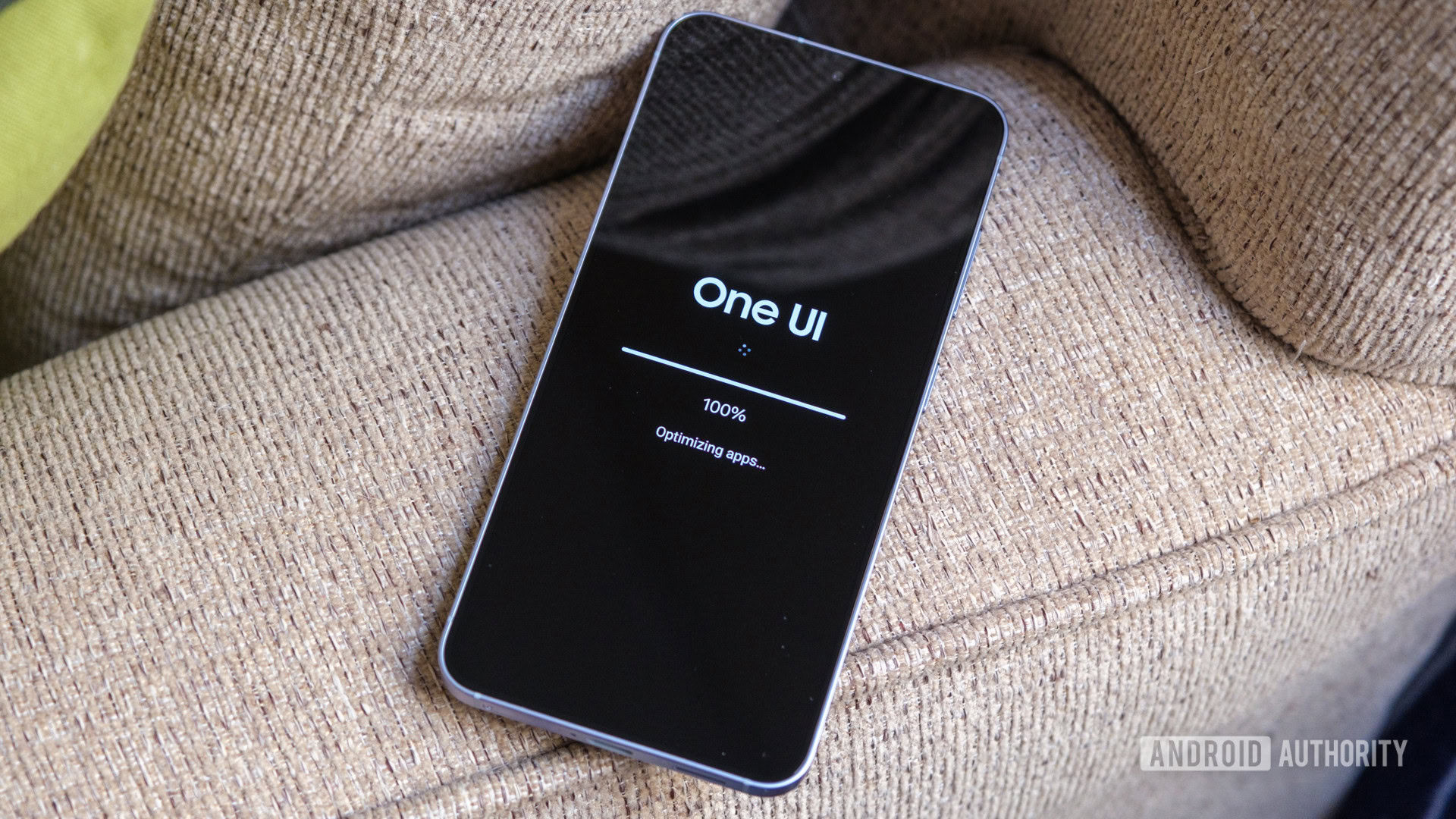 Surprise! Carrier-locked Galaxy S25 models are first to get Samsung’s May update